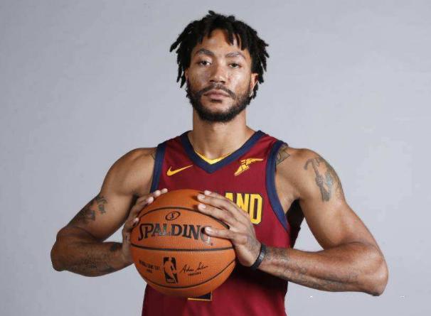 职业选手比赛突然要上厕所怎么办,罗斯受伤被扶回更衣室