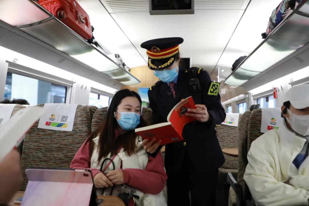 火车列车员和列车长怎么分辨,列车长和列车员有什么区别