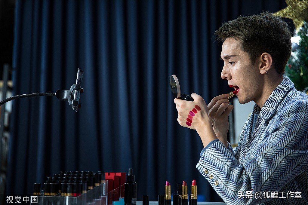 1天花2684亿，没有一个女生能空手退出李佳琦的直播间