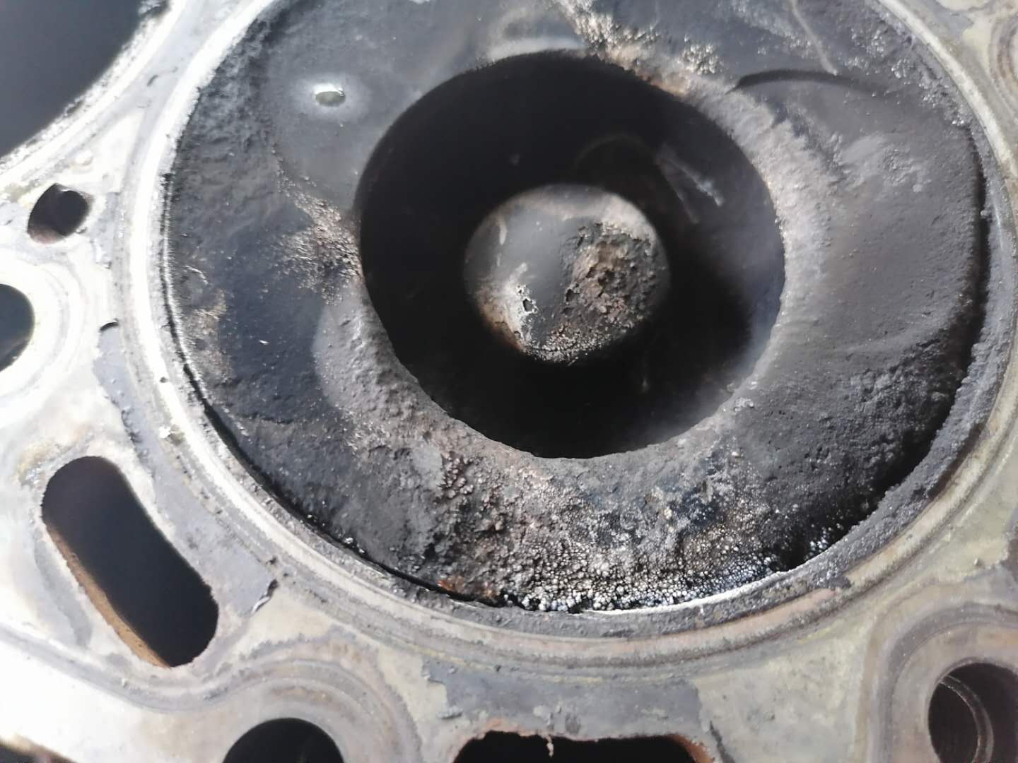 才跑4万公里货车烧机油怎么回事,发动机烧机油活塞发黑