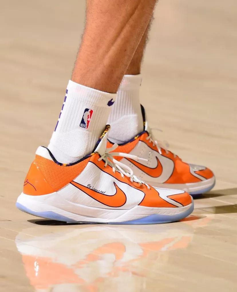 nba球员上脚球鞋闪击8,nba球星上脚闪击6圣诞节