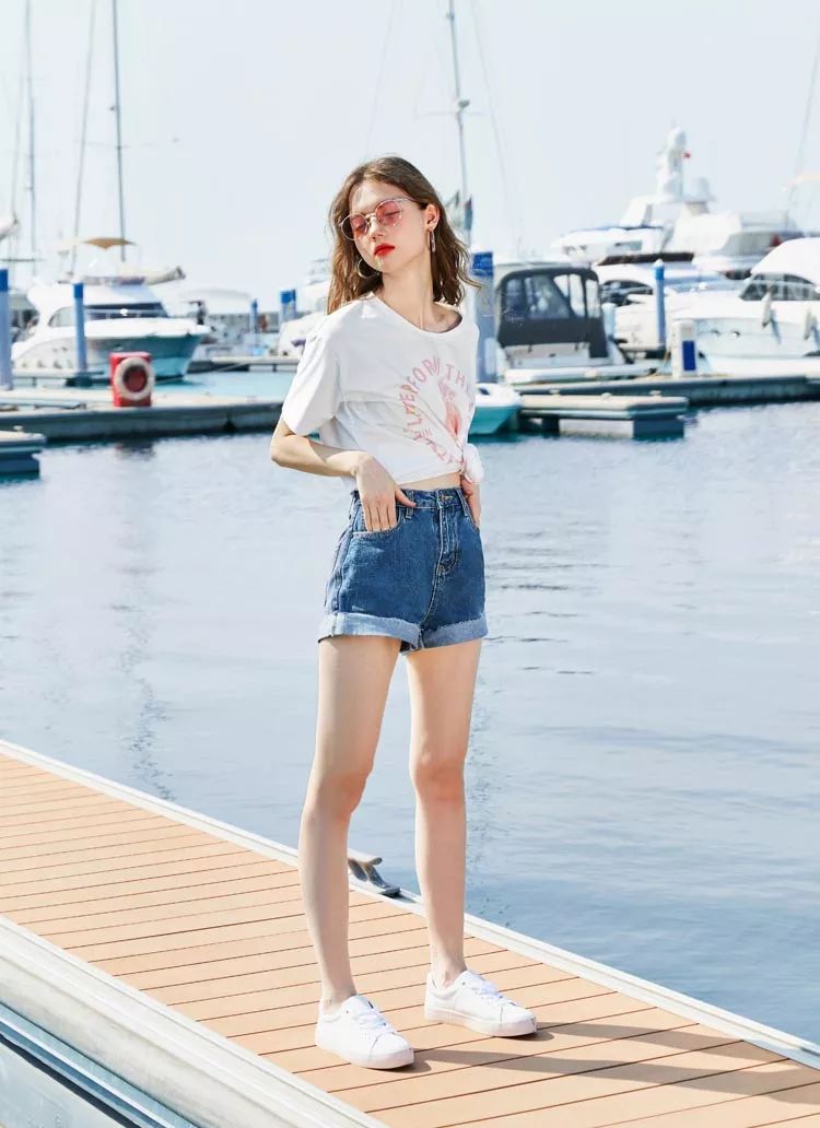 牛仔短裤最火穿法女,腿短牛仔短裤怎么穿