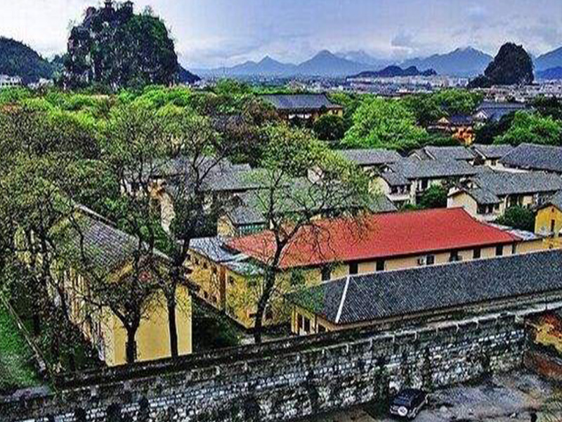 中国最牛的大学，直接建在景区内，进门还要买门票