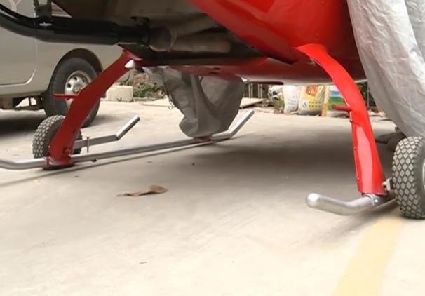 两人马路上手推直升机,男子花200万买直升机