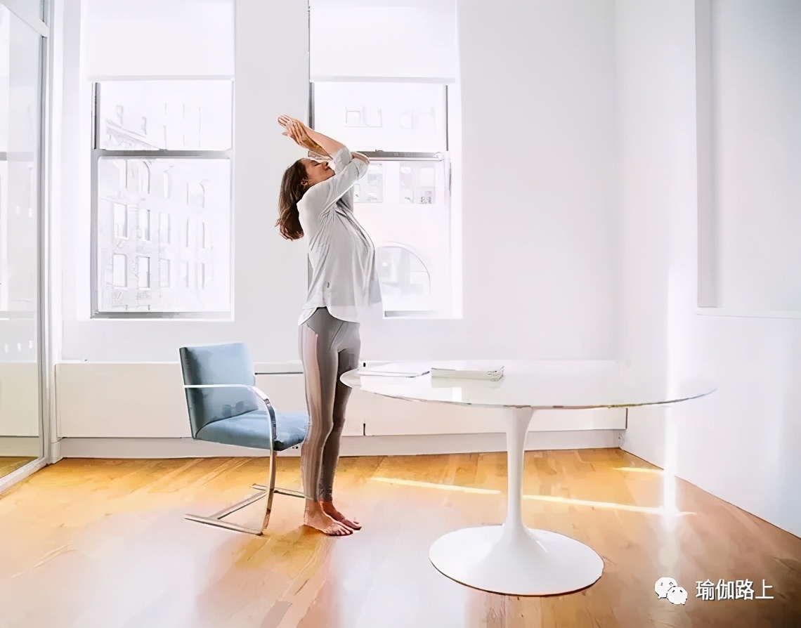 办公室瑜伽缓解全身疲劳,适合办公室健身瑜伽初级教程