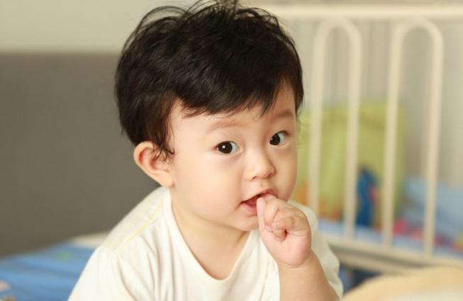 小孩说话突然结巴了是怎么回事,孩子说话有时候结巴怎么办