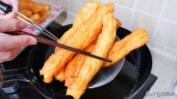 炸油条必须要泡打粉和小苏打粉吗,炸油条一斤面给多少水给一个鸡蛋