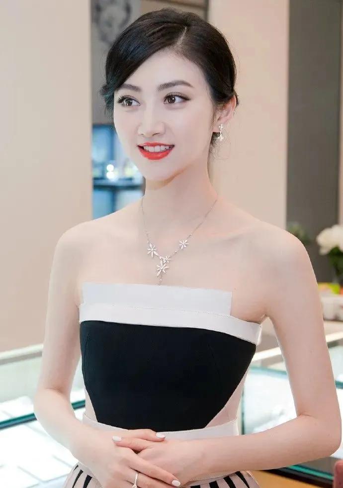 网上关于她整容的传闻屡见不鲜,自曝八年整容史