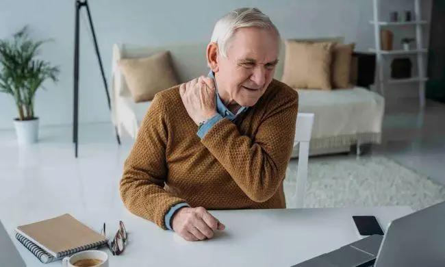 老人压腿拉筋的正确方法,老人经常压腿拉筋对骨骼健康好吗