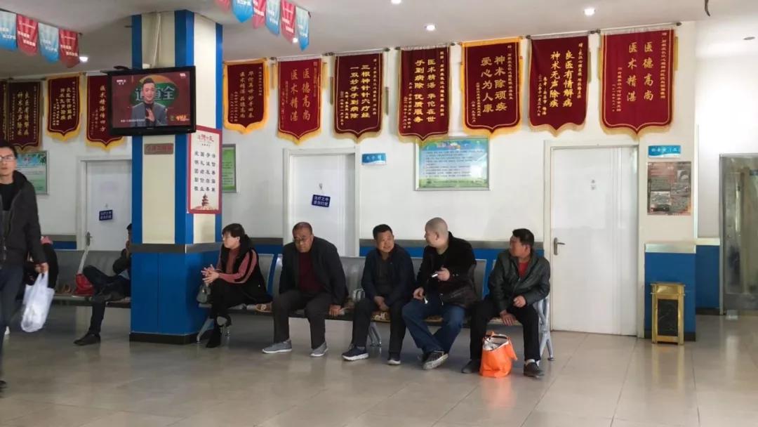 “你是同性恋？那你得治啊”|砸向“性向扭转治疗”的三块广告牌