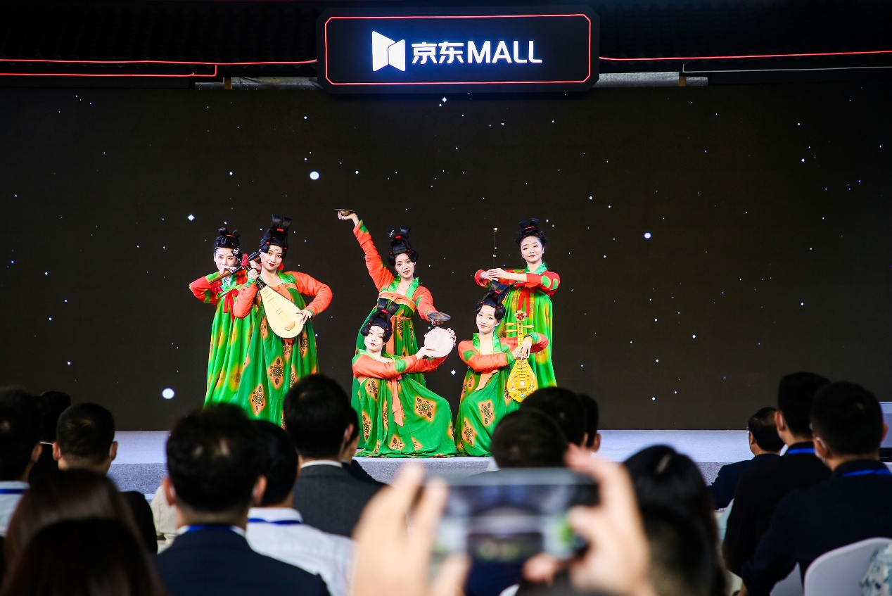 巨型超级屏幕精彩不断！京东MALL裸眼3D大屏成西安网红打卡点