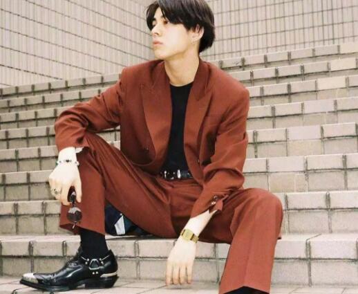 郭敬明为何叫小金人,郭敬明穿大衣完整视频