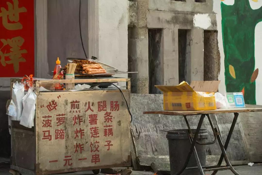 你们还记得学校门口的小吃摊儿么,小学生门口小吃摊物价究竟多离谱