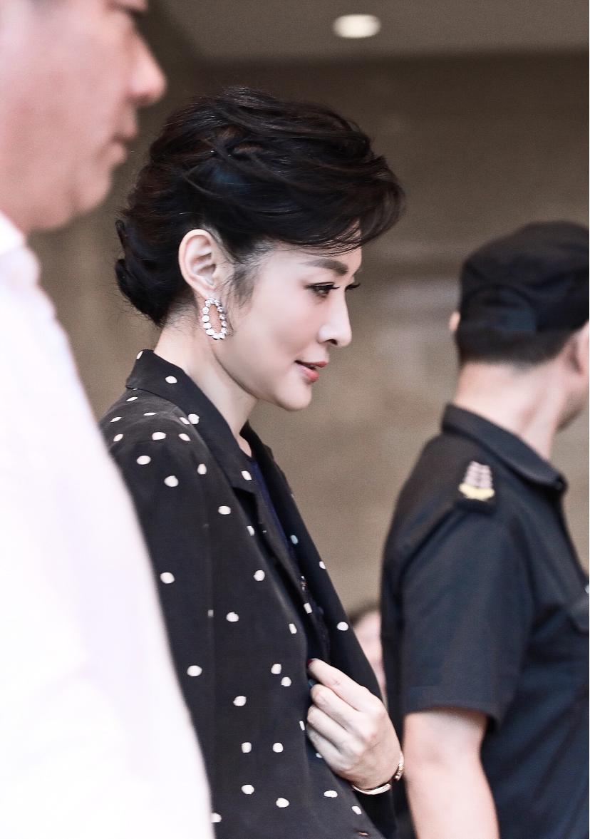 51岁周涛穿蓝色西装粉衬衫,周涛白色西装搭配图片