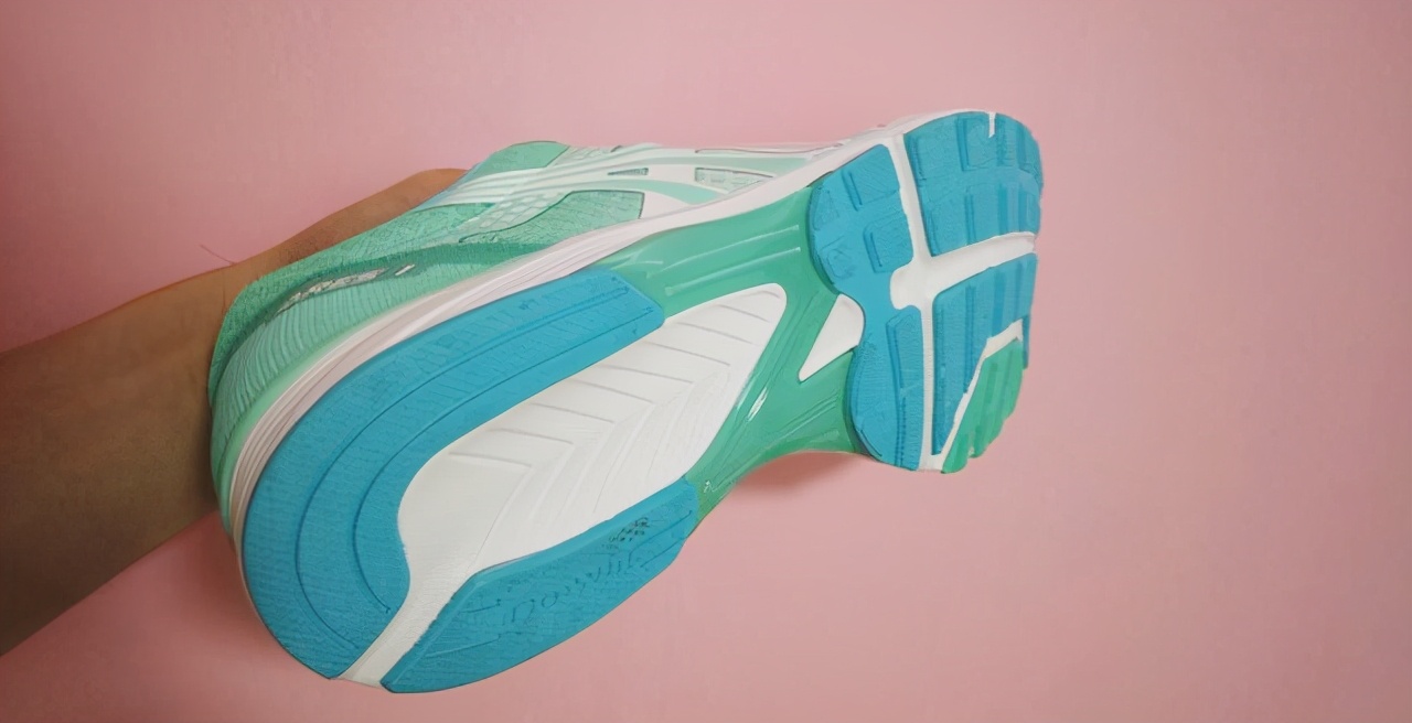 国产马拉松跑鞋排名前十名跑鞋,国产跑鞋和国外跑鞋