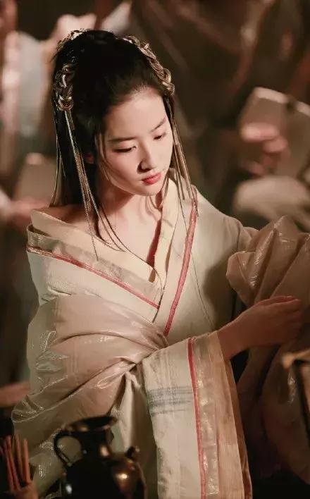 刘亦菲晒出游美照超迷人,32岁刘亦菲久违晒出最新美照