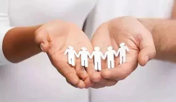 手掌的温度是不是大于脚的温度,手掌的温度来自你心里