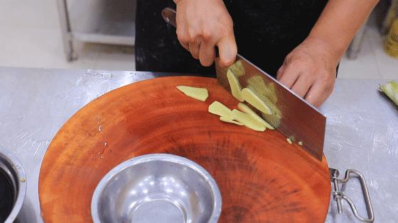 砂锅炖多久猪脚脱骨,不用砂锅炖鸡怎样炖不柴不老