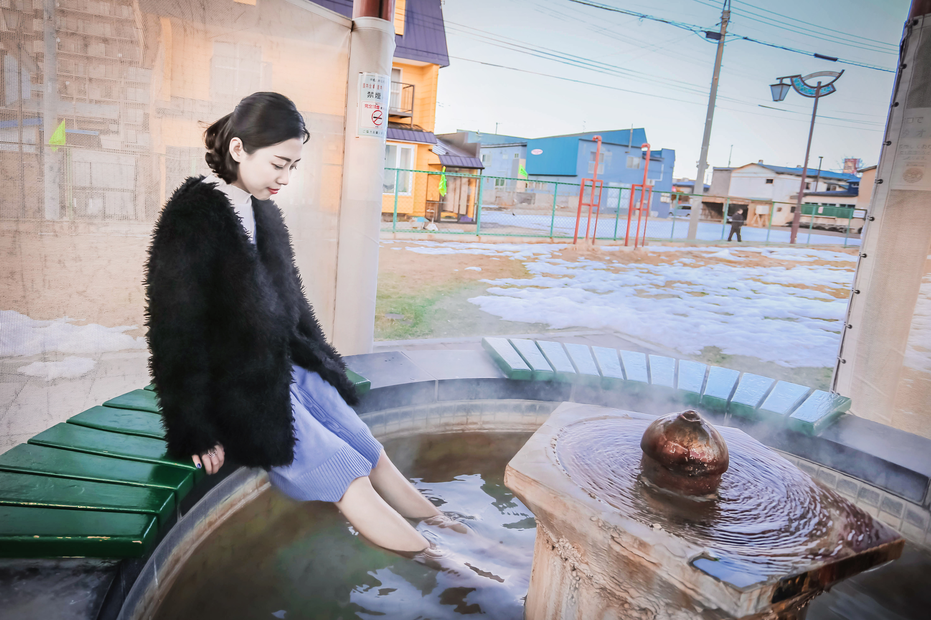 这群猴子拥有龙命，工作就是泡温泉，游客：命还不如一只猴子好