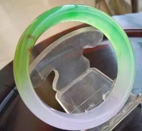 假翡翠对翡翠市场公信力的伤害,真翡翠比假翡翠好在哪