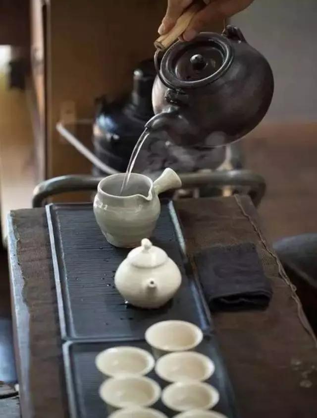 岩茶茶汤是酸性还是碱性,为什么茶汤是酸性但是有益健康