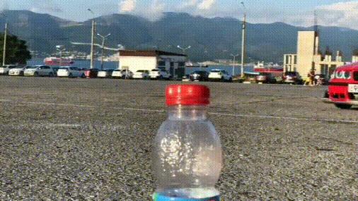 全世界都在挑战瓶盖，但请小心你的韧带