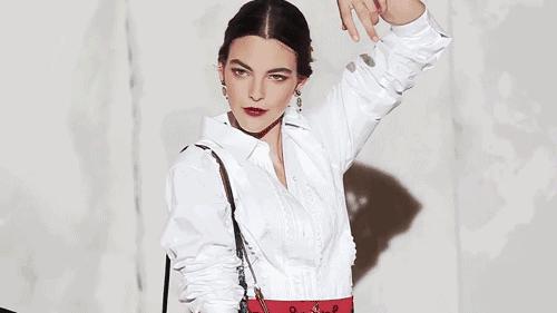 这个秋天跟衬衫很配,法国女人初秋衬衫穿搭