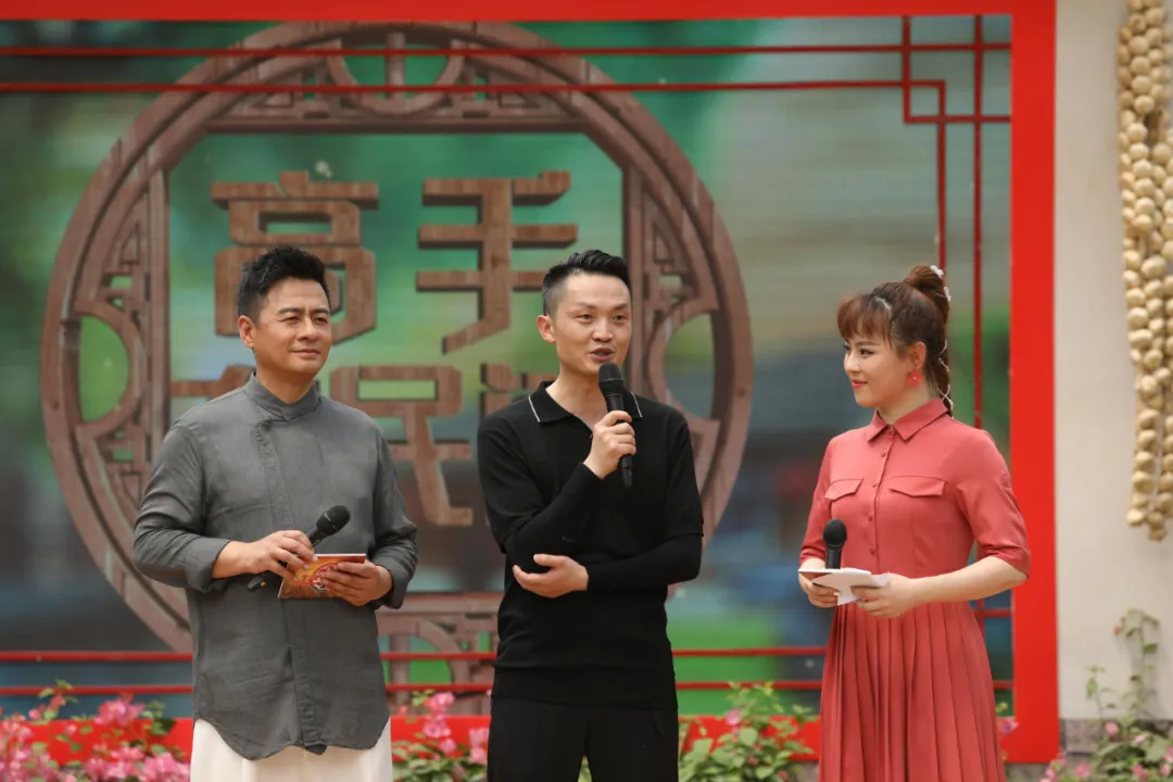 高手在民间11|闫学晶脚下的台球，竟被小伙悄悄“偷梁换柱”