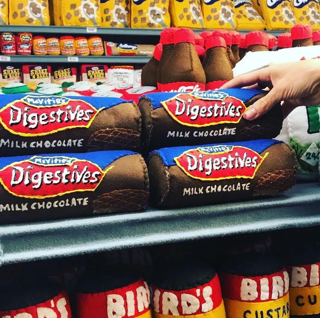 艺术家用一块布打造便利店、情趣用品店...生意却异常火爆