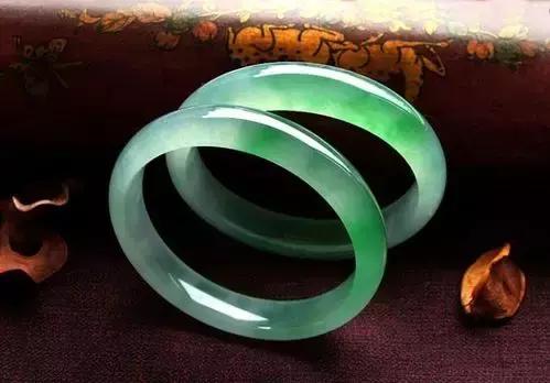 价值千万的翡翠手镯鉴宝,最贵的翡翠手镯一亿元左右