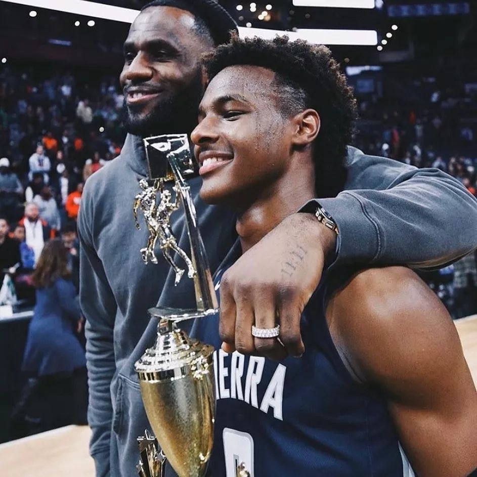 霍华德重回湖人命中三分,霍华德和詹姆斯全场三分