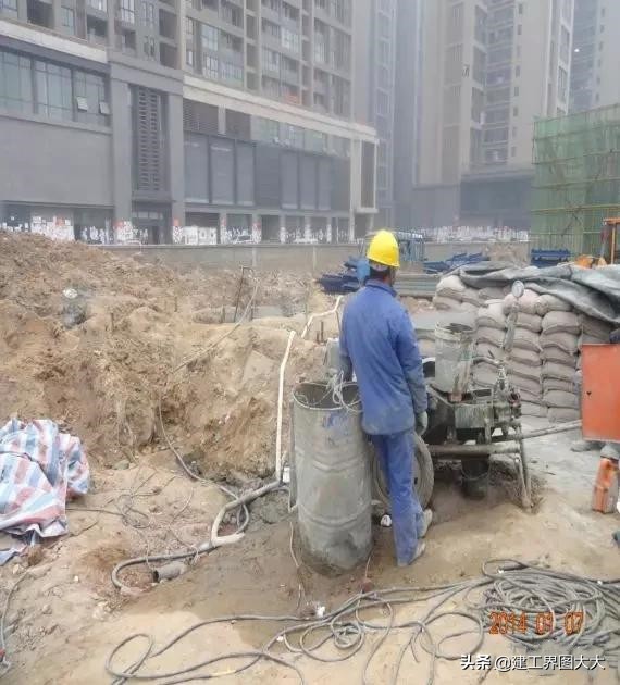 打桩塌孔原因,桩基钢筋笼变形怎么处理