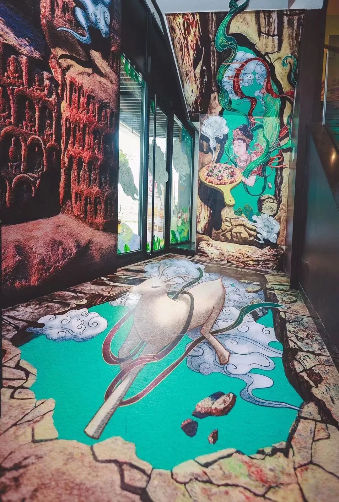 卡姿兰x必胜客的“下午茶”主题彩妆包装，梦回爱丽丝