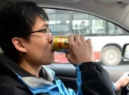 开车喝红牛提神已落伍,开车犯困喝咖啡有用吗