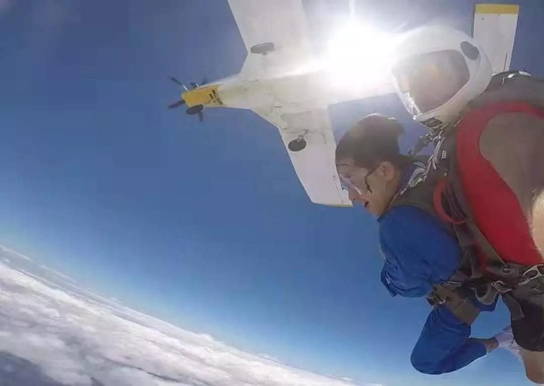 演艺圈里的职业赛车手,他是三个孩子的爸爸的英文怎么说