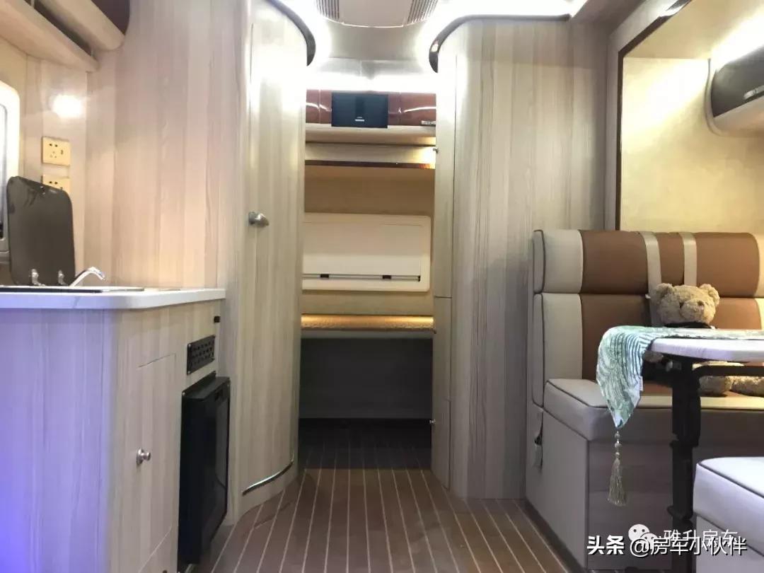 福特房车对比上汽大通原厂房车,高级福特房车改装案例