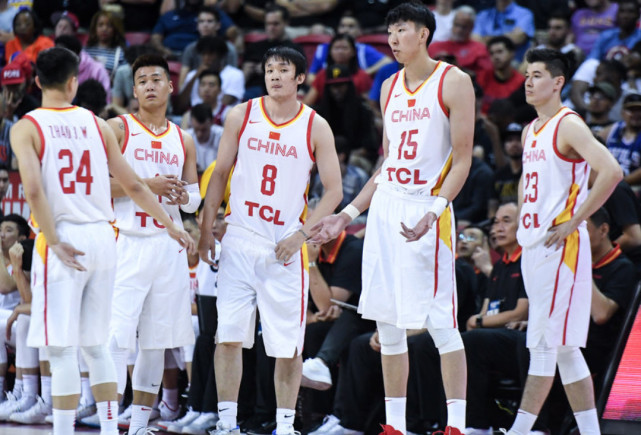 中国男篮周琦砍下32分比赛,王哲林得到31分周琦