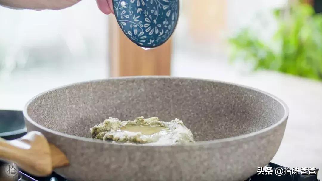 在家也可以做出酥脆的绿豆饼了,在家自制酥皮冰绿豆饼不用烤箱