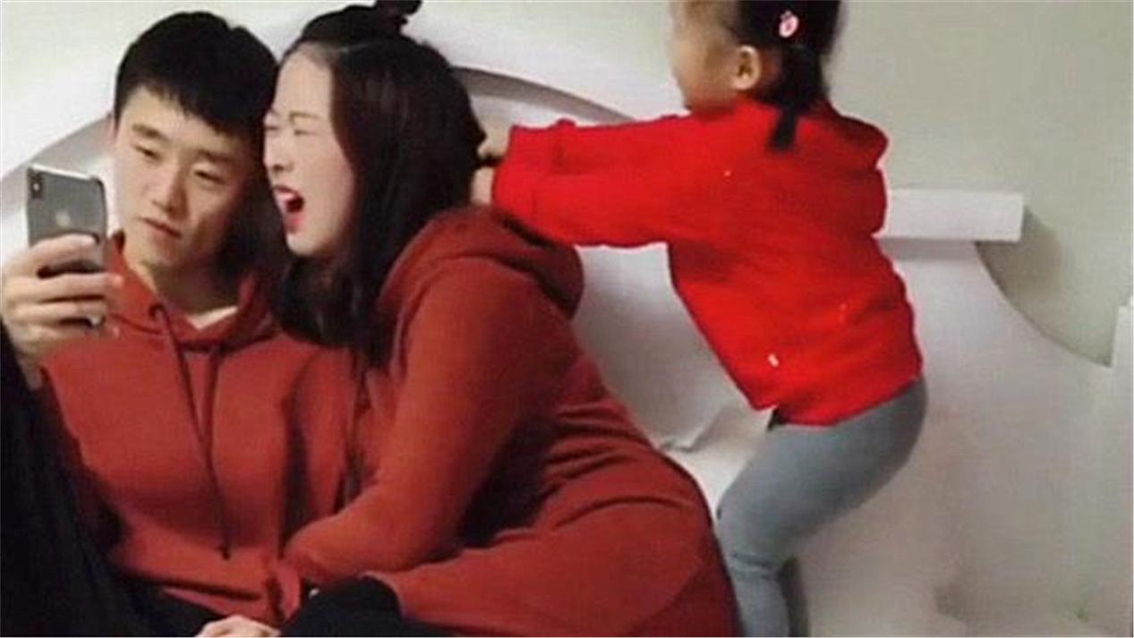 我老公被抢走了，女儿长大后太黏爸爸，妈妈哭笑不得