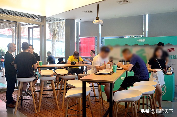 手推咖啡车起家，这家咖啡厅有何秘诀，七年开店遍布鹭岛？