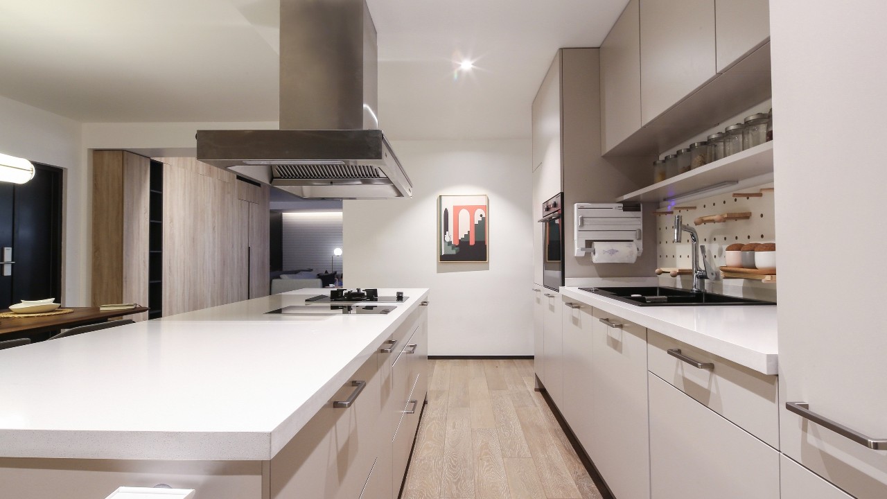 客厅阳台一体办公桌,主卧衣帽间加办公桌