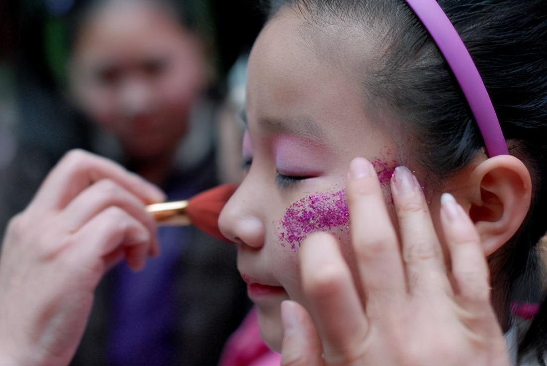 二双美妆博主在学校沉浸式化妆,美妆博主去学校学习化妆
