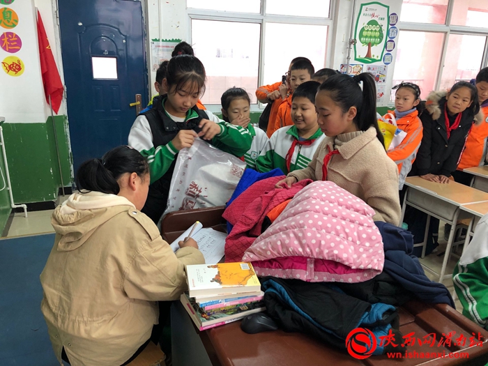 东关小学爱心捐赠活动,学校爱心捐赠公益活动简讯