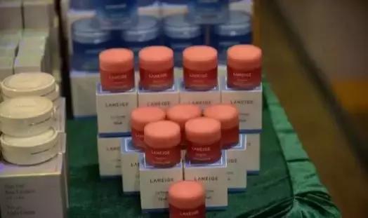 香港售卖假化妆品,香港海关捣毁冒牌化妆品