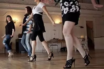 如何改善驼背和骨盆前倾,怎样改善骨盆前倾的腰疼