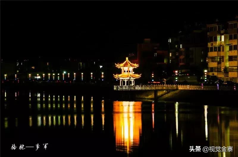 金寨城市夜晚霓虹灯璀璨,金寨山城夜景美景