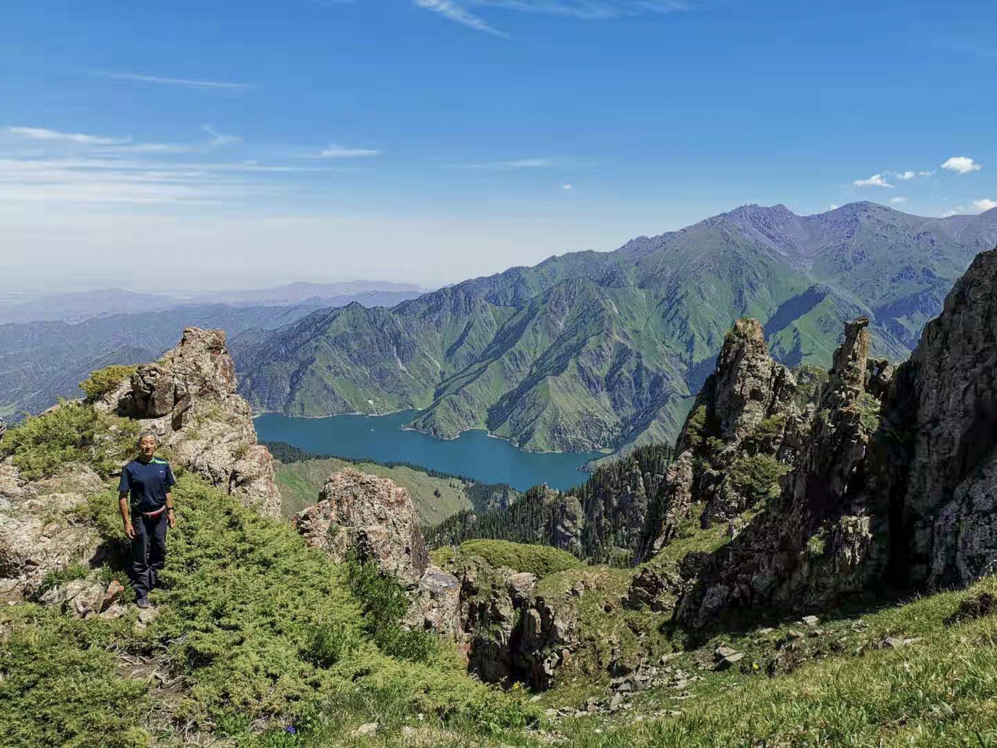 65岁老人新疆免费旅游一览表,66岁大爷游新疆