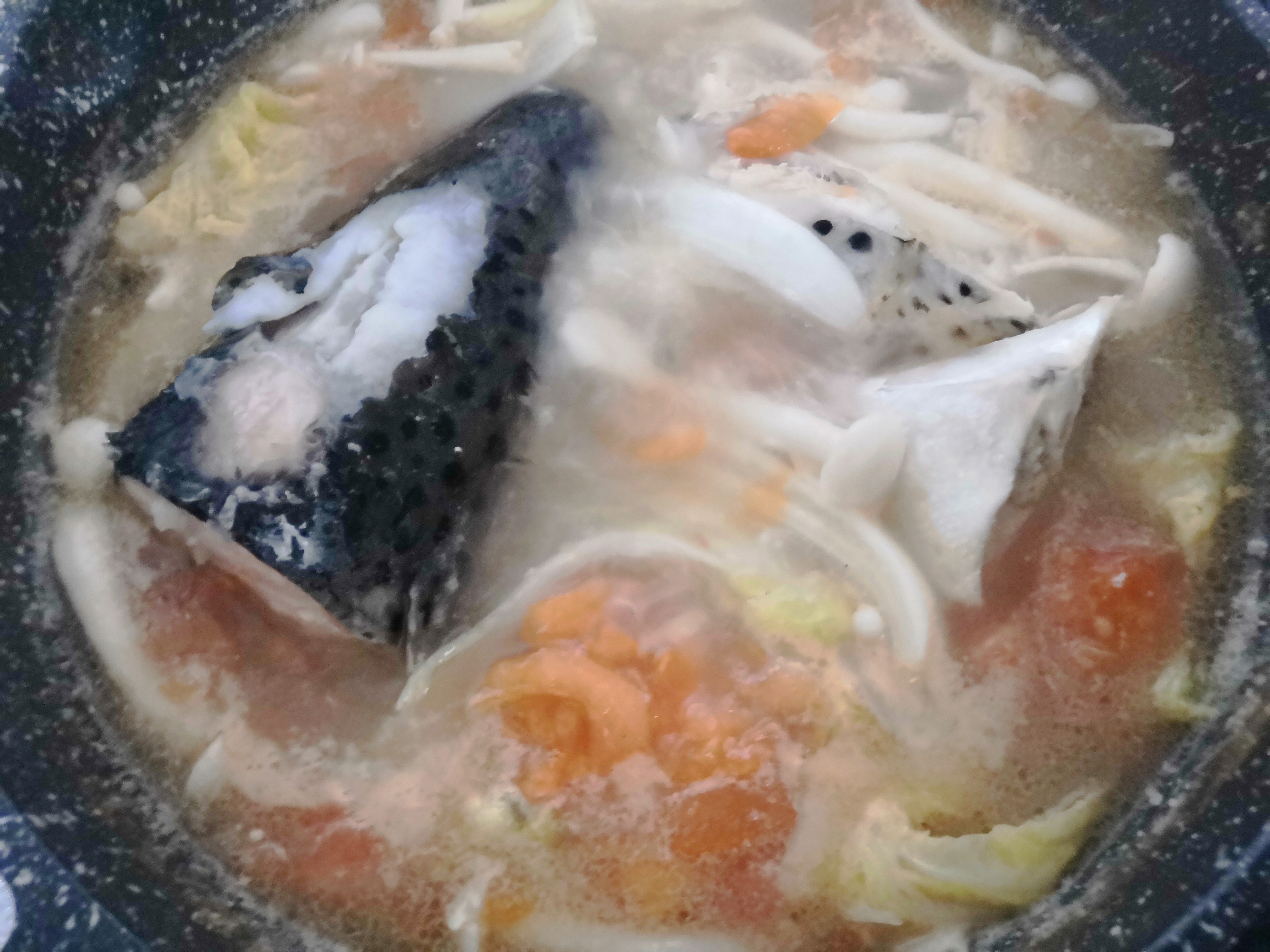 冰冻三文鱼头的家常吃法,炖三文鱼头营养