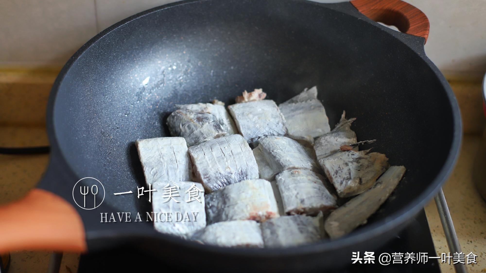 带鱼排骨砂锅潮汕做法,正宗潮汕带鱼的做法配粥