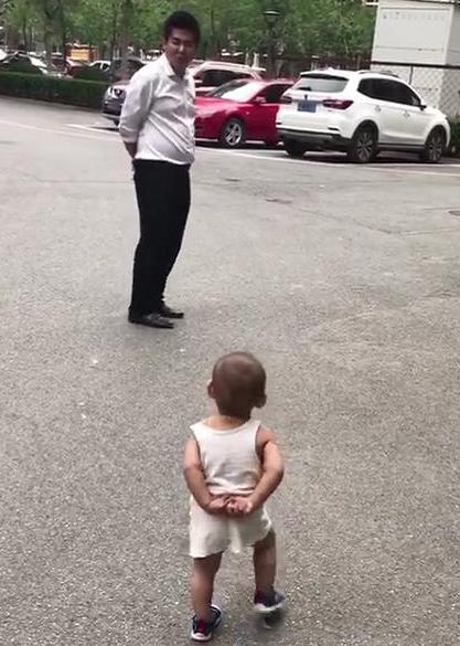 贵妇扮公主哄娃娃,爷爷扮成公主哄孙女